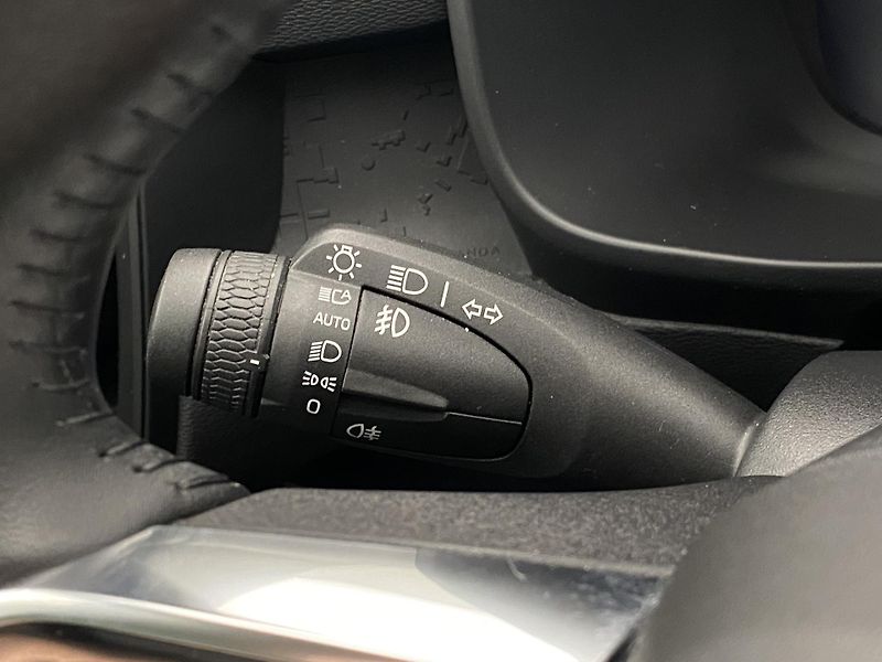 Volvo XC40 T2 KINETIC AUT REZERVACE - fotka 21 z 39