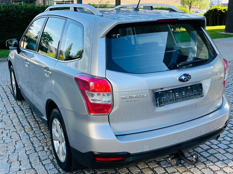 Subaru Forester 2.0i 4x4 AUT KAM TAŽNÉ SERVISK - fotka 15 z 44