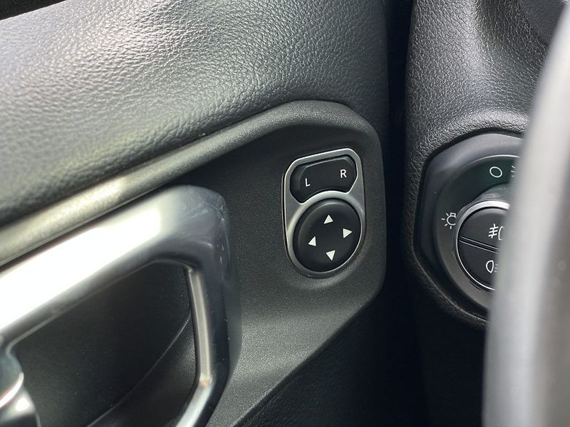 Jeep Wrangler 2.2CRD, ČR, Overland, 4x4 - fotka 37 z 38