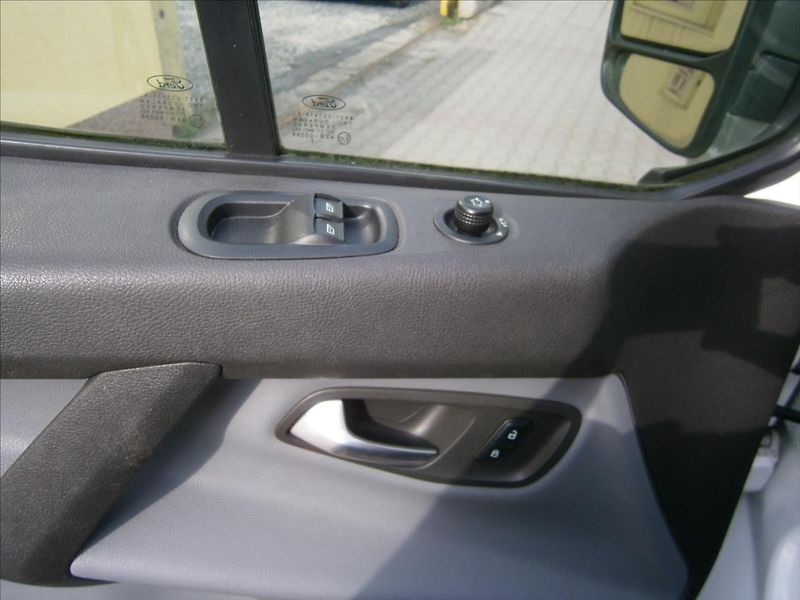 Ford Transit Custom 2,2 TDCI L2H2 KLIMA 9 MÍST - fotka 21 z 26