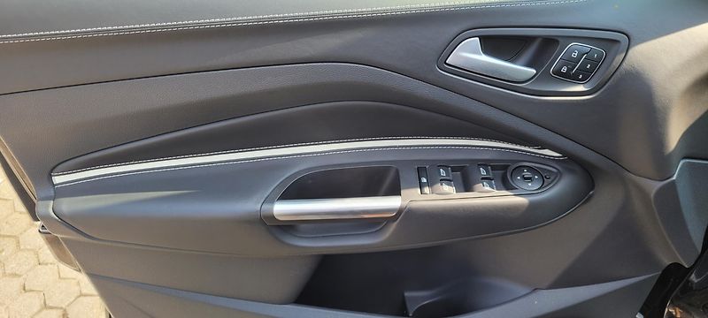 Ford Kuga (2017) 2,0TDCi 132kW DSG 4×4 Vignale  - fotka 40 z 52