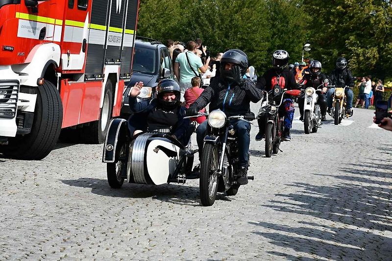 Na tradiční Lidický okruh dorazily desítky historických automobilů a motocyklů, které obdivovali návštěvníci z Kladna i širokého okolí.