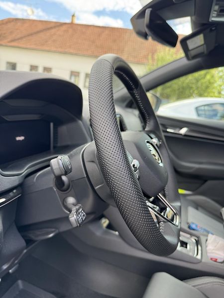 Škoda Karoq 2.0TDi SportLine MAX Výbava - fotka 14 z 35