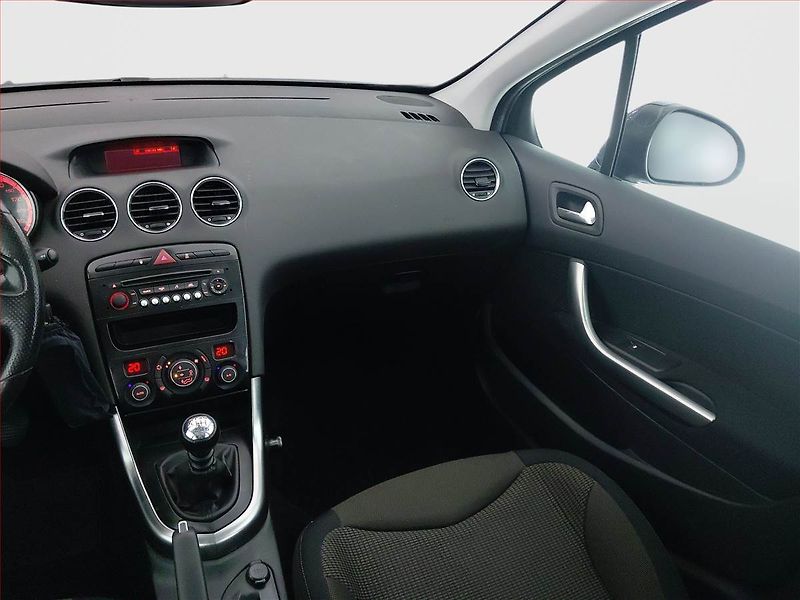 Peugeot 308 (2013) 1.6 e-HDi, 7 míst, ČR,1.maj - fotka 8 z 17