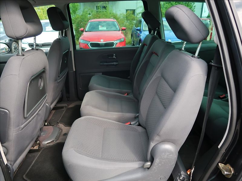 Volkswagen Sharan 1,9 TDi,96kW,7míst,aut.klima - fotka 16 z 24