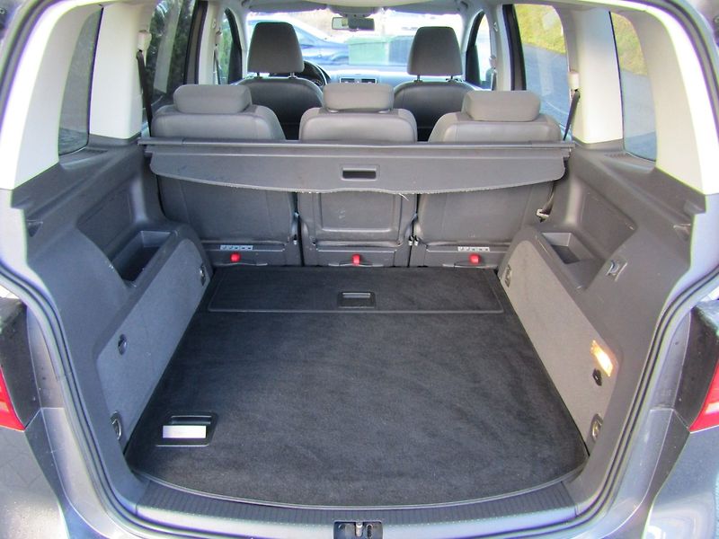 Volkswagen Touran (2011) 1.6 TDI 77kW  ROZVODY - fotka 24 z 47