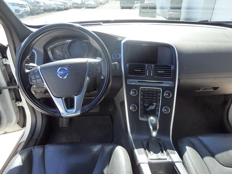 Volvo XC60 2.4 D 158 kW AWD NAVI, ZÁVĚS - fotka 13 z 22