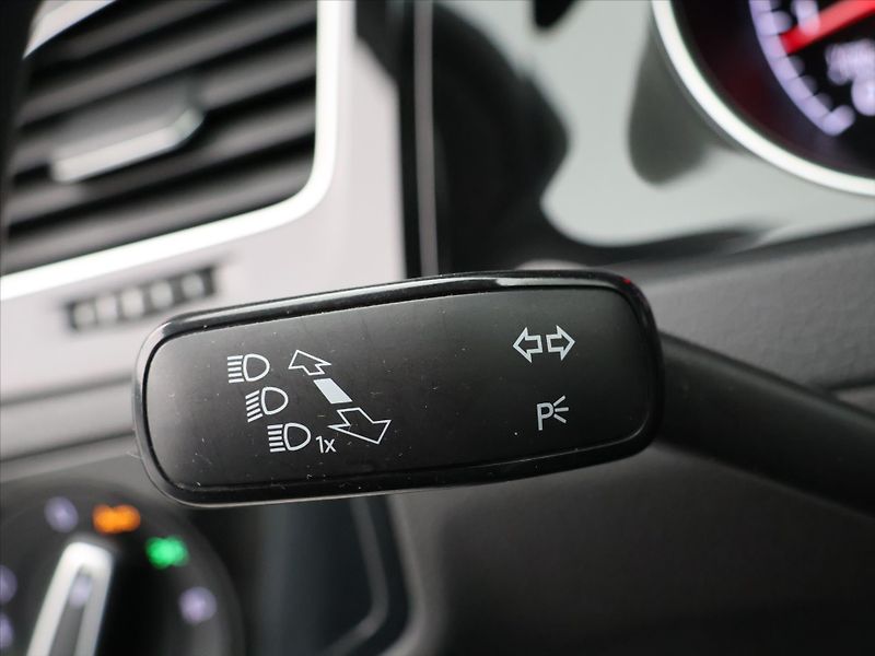 Volkswagen Golf 1,4 TSI 90kW DSG Highline Xeno - fotka 17 z 36