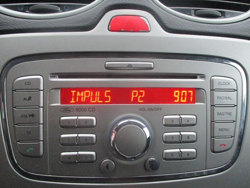 Ford Focus 1.6i DIGI AC - fotka 20 z 27