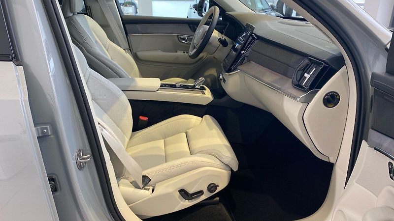 Volvo XC90 (2025) PLUS DARK, T8 AWD, 228+107 kW - fotka 14 z 15