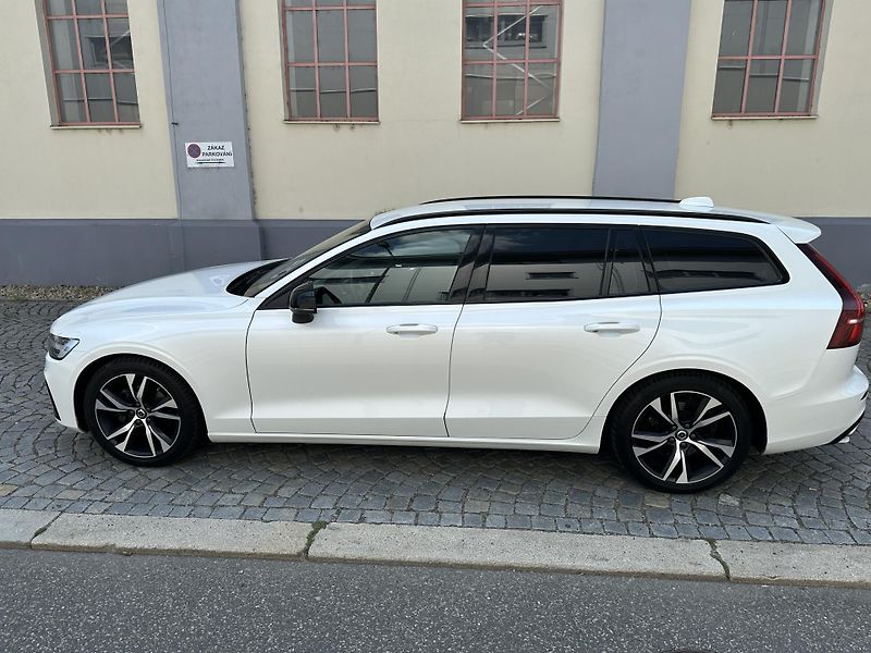 Volvo V60 B4 2,0 145 KW R design - fotka 18 z 18
