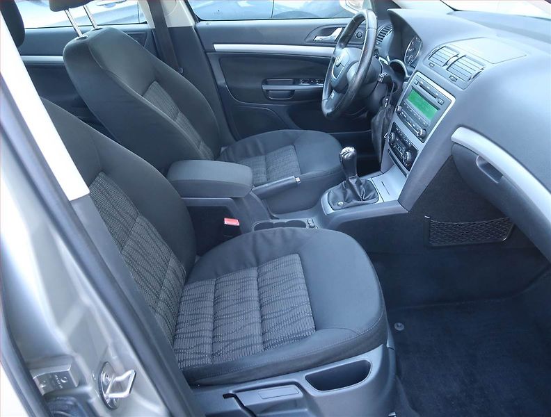 Škoda Octavia (2009) Elegance 1.6, Park. senzory - fotka 9 z 14