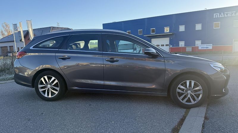 Hyundai i30 (2017) 1.6 CRDI 81KW 144 TISKM VÝBAVA - fotka 5 z 24