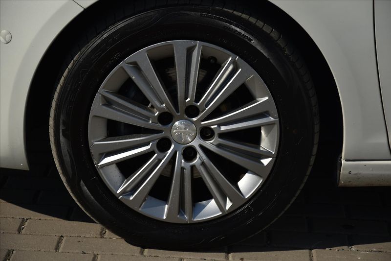 Peugeot 308 SW 1.5HDI 96kW LED PANORAMA ČR - fotka 9 z 23