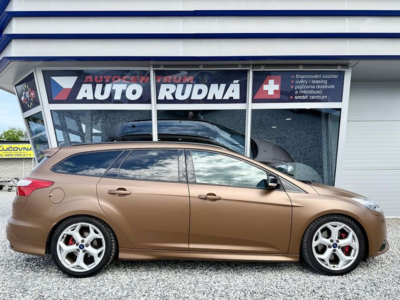 Ford Focus 2,0i 184kW EcoB SCTI ST - fotka 10 z 45