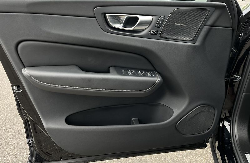 Volvo XC60 B5 AWD PLUS DARK/360/vent/kola - fotka 10 z 50
