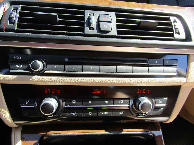 BMW Řada 5 (2011) 3.0 i, ČR, AT, kůže - fotka 21 z 22