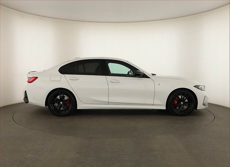 BMW Řada 3 (2024) M340 d xDrive - fotka 6 z 20