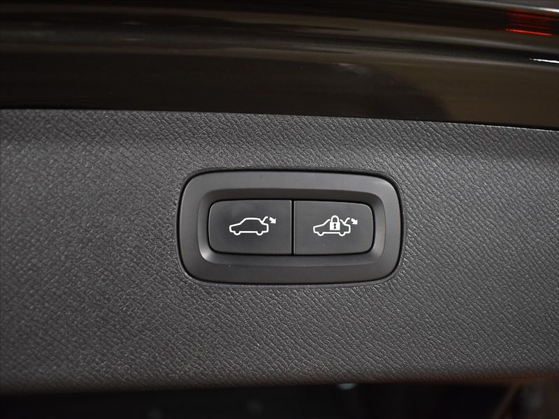 Volvo XC90 2,0 D5 AWD INS, Bowers,vzduch, - fotka 12 z 31