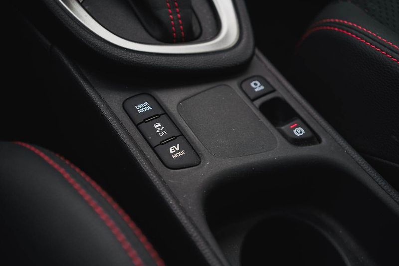 Toyota Yaris (2023) 1.5 VVT-i Hybrid - fotka 29 z 32