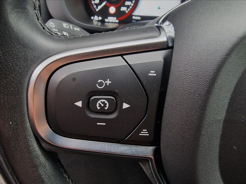 Volvo XC60 B4 145kW AWD Momentum Pro,ČR - fotka 23 z 50
