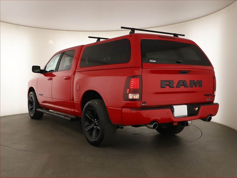 RAM 1500 (2021) 5.7 V8 Hemi - fotka 4 z 25