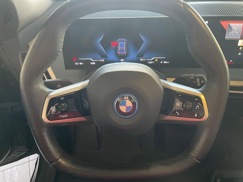 BMW iX (2022) XDrive 40 - fotka 14 z 30