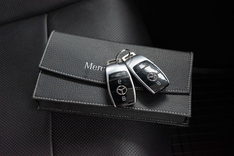 Mercedes-Benz Třídy E E 220d AMG*4MATIC*TAŽNÉ*ACC*ČR - fotka 42 z 52