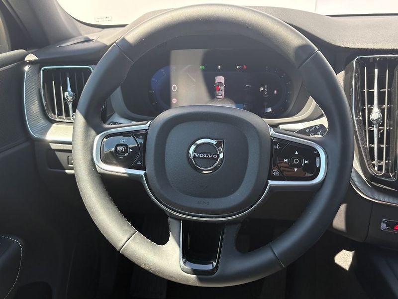 Volvo XC60 Plus Dark B5 AWD 184kW - fotka 11 z 26