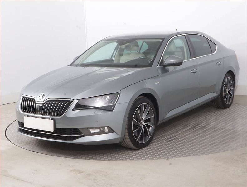 Škoda Superb (2015) 2.0 TSI - fotka 2 z 17
