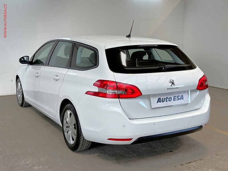 Peugeot 308 (2021) 1.5 HDi, 2.maj,ČR, AC. temp - fotka 6 z 15