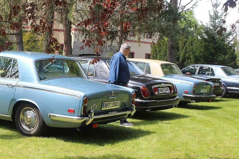 Luxusní vozy se v sobotu 4. května sjely na zámek do Lnář. Převládala auta značky Rolls-Royce.