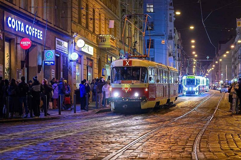 Vánoční flotila pražského dopravního podniku.
