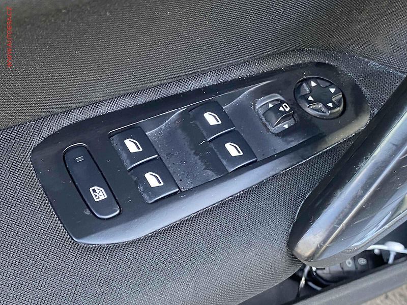 Peugeot 308 (2018) 1.6 HDi, AT, navi, AC - fotka 11 z 17