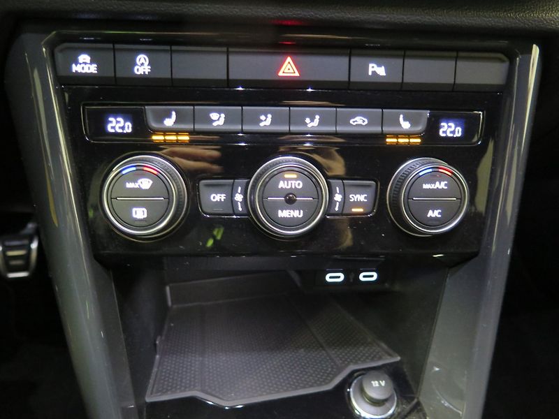 Volkswagen T-Roc (2020) 1.5TSI,klima,výhřev,2xkola - fotka 12 z 30