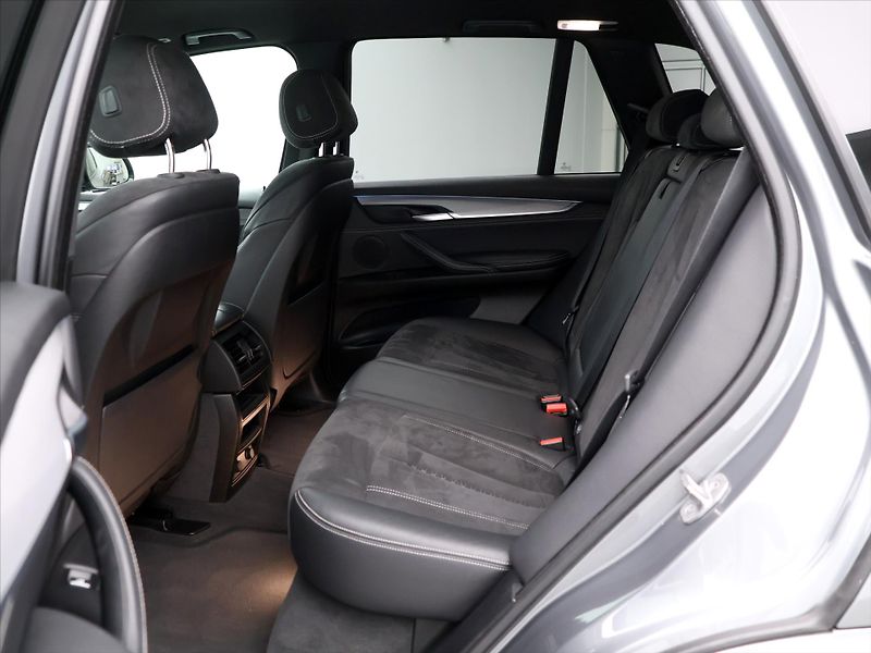 BMW X5 3,0 M50d 280kW xDrive Aut. CZ - fotka 15 z 36