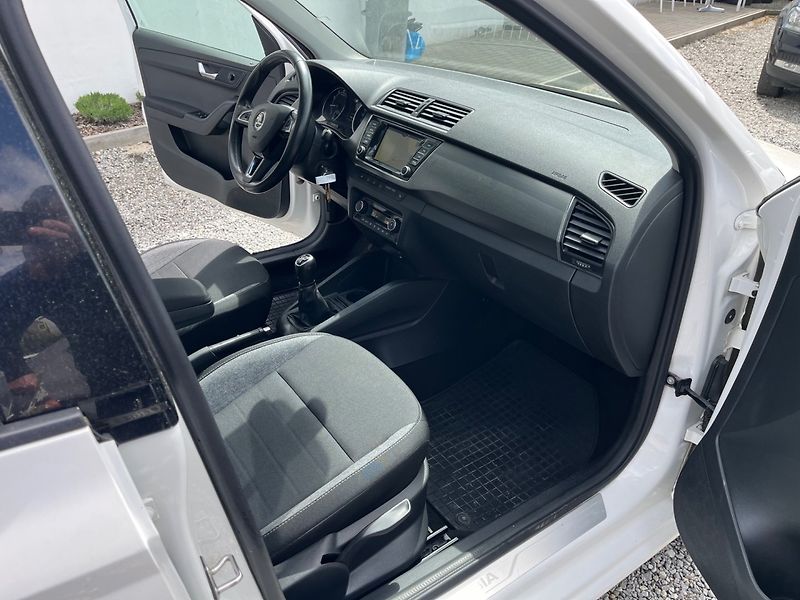 Škoda Fabia (2020) 1.0 TSi NAVI PANORAMA LED - fotka 13 z 23
