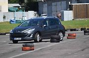 Mladí řidiči cvičili také své schopnosti při slalomu couváním