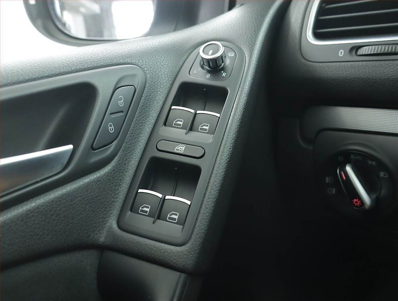 Volkswagen Golf (2011) 1.2 TSI, Tempomat - fotka 13 z 14