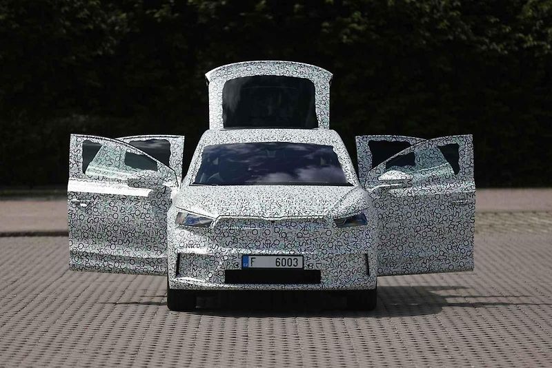 Vybraní motorističtí novináři již za sebou mají první testovací kilometry s Enyaqem iV Coupe