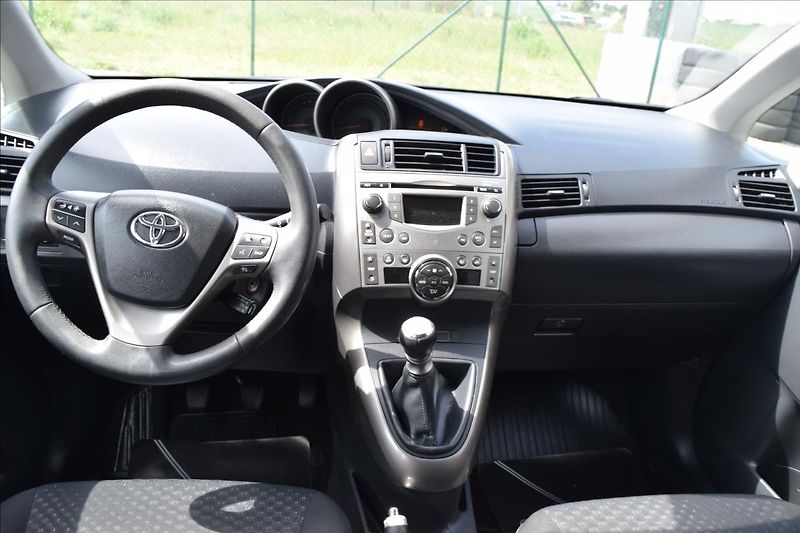 Toyota Verso 1,6 i 97KW NÍZKÉ KM 2XKOLA - fotka 30 z 48