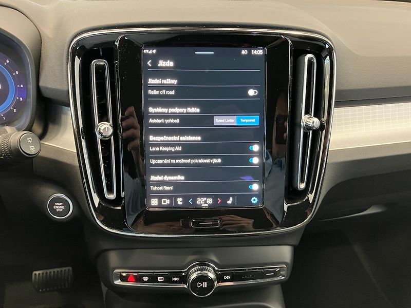 Volvo XC40 B3 FWD Plus Dark AT7  - fotka 30 z 38