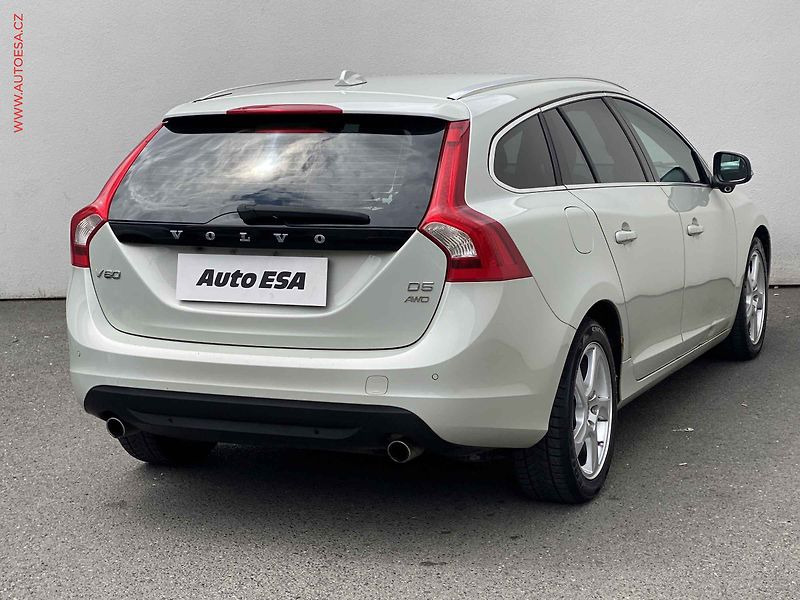 Volvo V60 (2011) 2.4 D5 4x4, AT, xenon, kůže - fotka 4 z 17