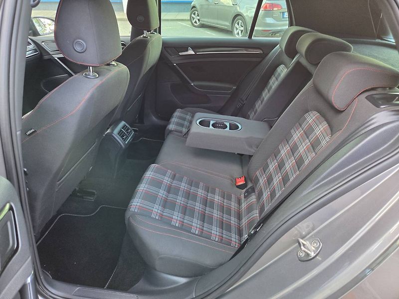 Volkswagen Golf 2.0 GTI - fotka 30 z 49