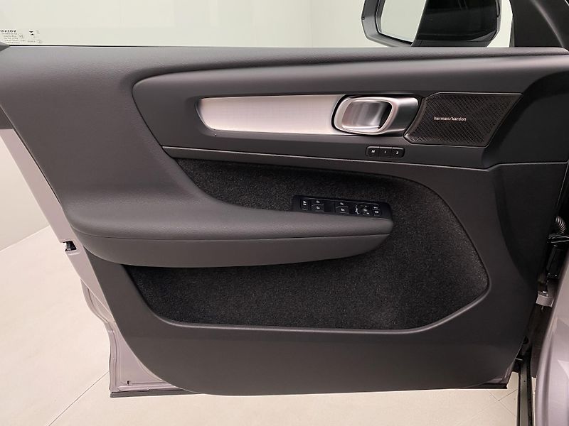 Volvo XC40 (2026) B4 AUT DARK PLUS - fotka 7 z 54