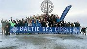 Všichni účastníci rallye u North Cape, nejsevernějšího evropského bodu, kam se dá dojet po silnici.