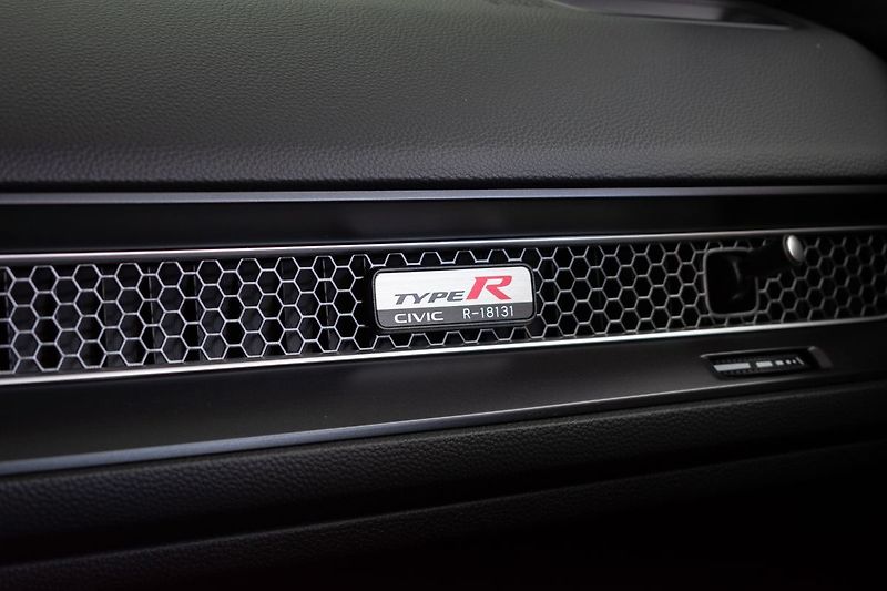 Honda Civic TYPE R 2.0 TURBO 242kW *ČR* - fotka 35 z 48
