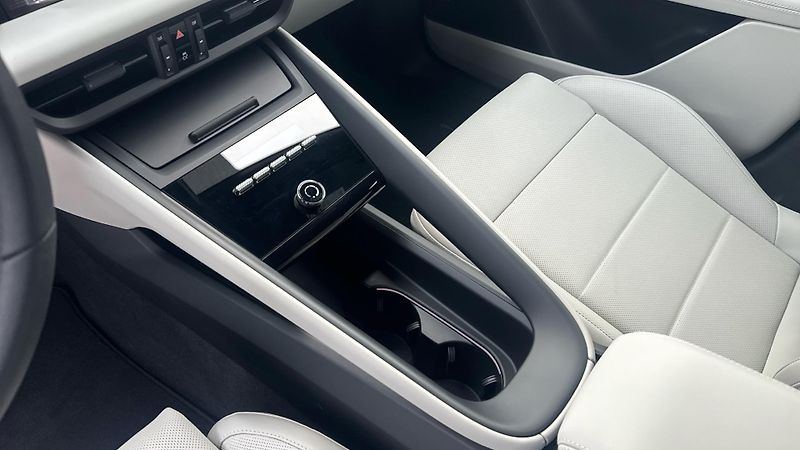 Porsche Macan (2025) 4 - fotka 22 z 29