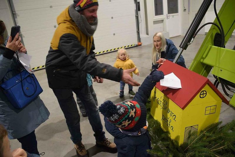 Světla, koledy a obří stroje. Rozsvícení vánočního kombajnu zahájilo advent v Jičíně