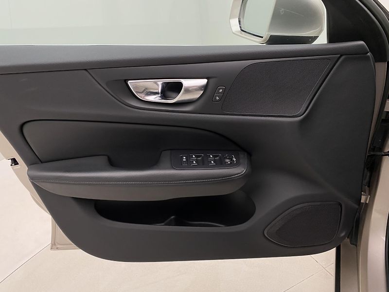 Volvo V60 B4 CORE AUT CZ - fotka 7 z 58